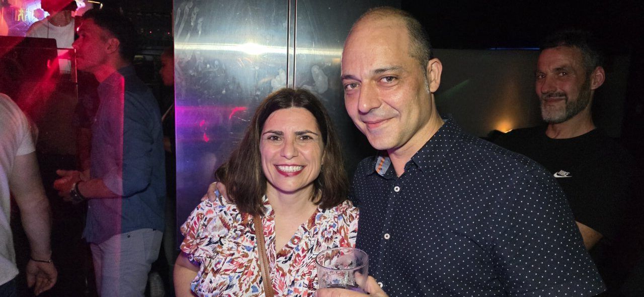 Asistentes disfrutando en la fiesta de los 80 y 90 en Discoteca Temple
