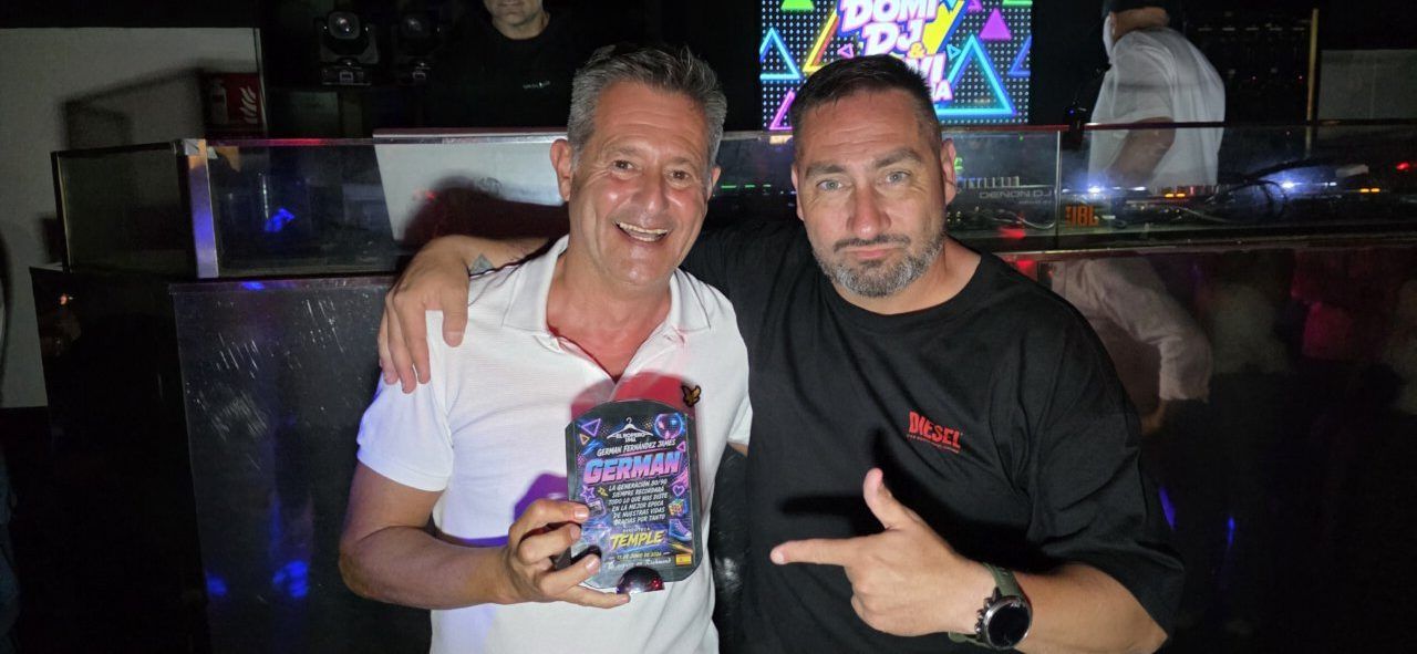 Dos hombres celebrando en la Discoteca Temple durante la fiesta de los 80 y 90