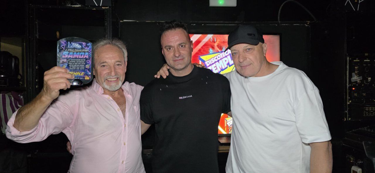 Tres hombres en la Discoteca Temple sosteniendo un reconocimiento