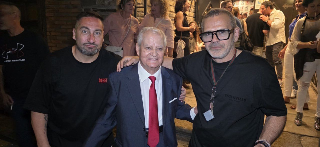 Tres hombres posan en la fiesta de los 80 y 90 en Discoteca Temple
