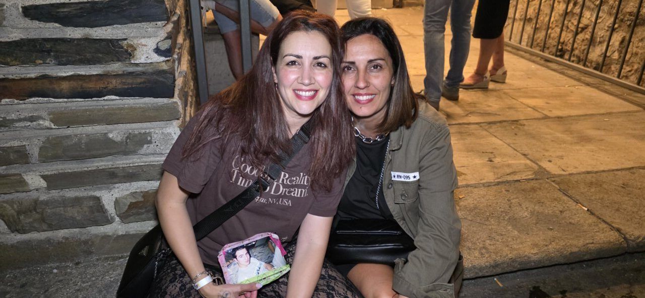 Dos mujeres sonrientes en la fiesta de los 80 y 90 en Discoteca Temple