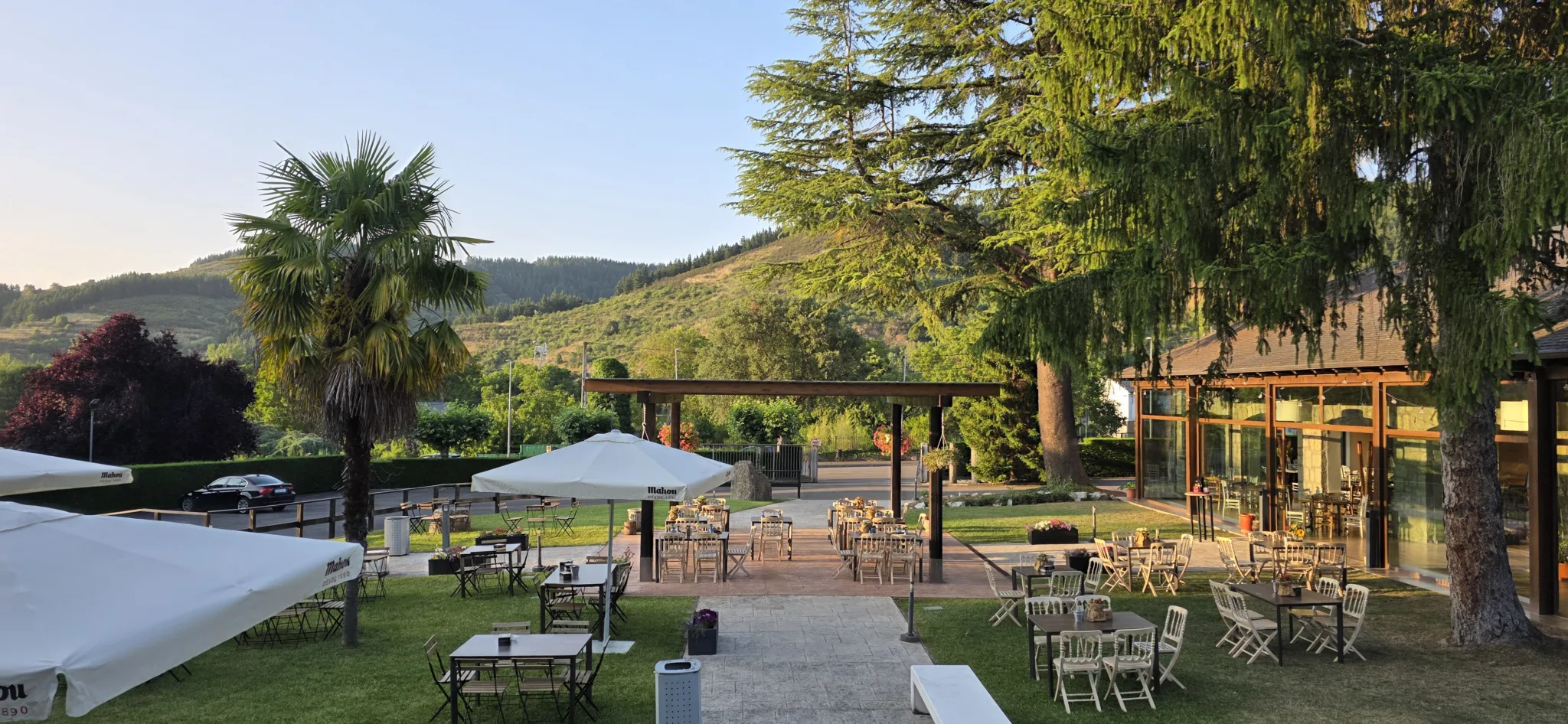 Terraza del Mesón Real en Molinaseca con mesas y sillas