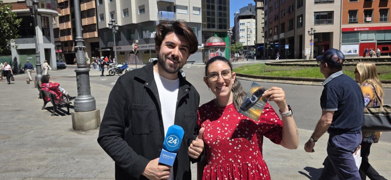 Personas en Ponferrada preparándose para el eclipse total de Sol