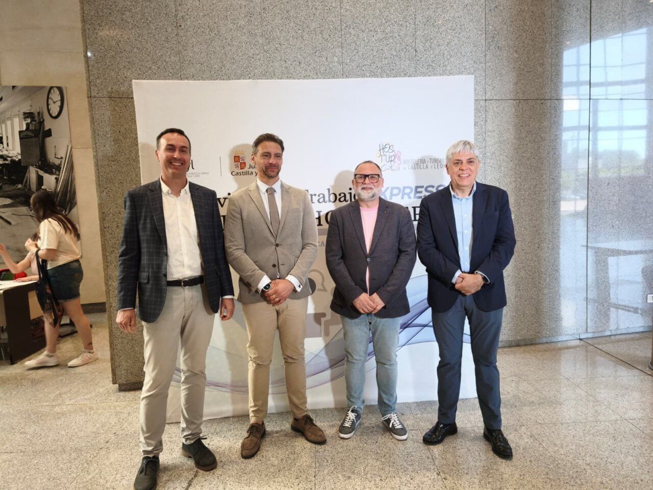Cuatro hombres posando en un evento de entrevistas de trabajo en León