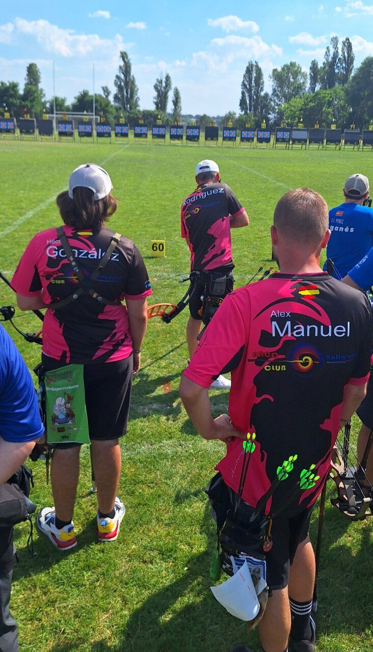 Equipo berciano de tiro con arco compitiendo en Valladolid