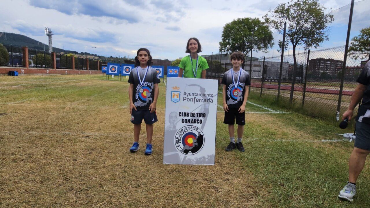 Tres jóvenes arqueros con medallas en el XIV Trofeo de Tiro con Arco