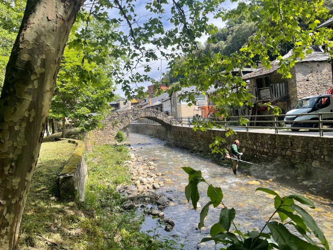 Trabajador desbrozando la ribera del río Oza en Valdefrancos