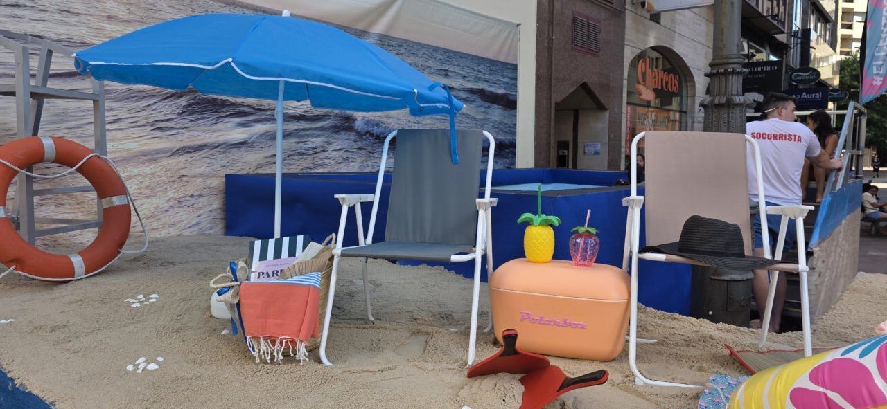 Decoración de playa con sombrillas y sillas en un evento festivo