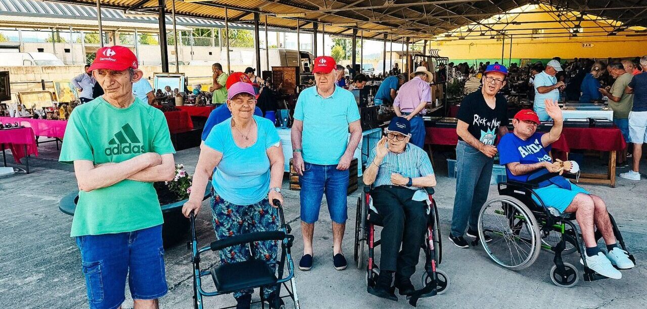 Grupo de personas disfrutando en la Feria de Antigüedades de Camponaraya