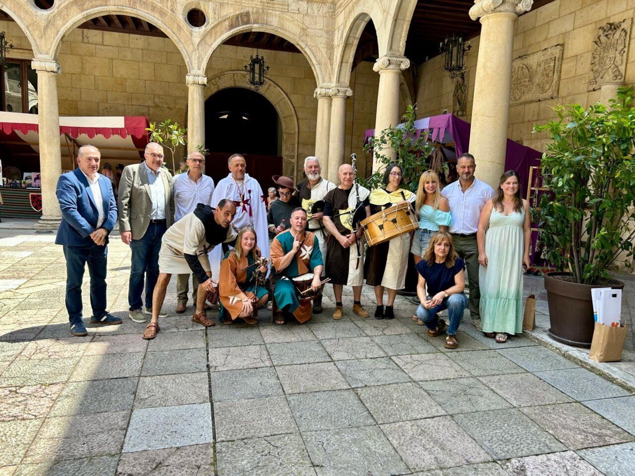 Grupo de personas en la Fiesta Medieval en el Palacio de los Guzmanes