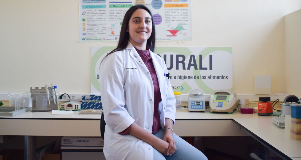 Sarah Panera Martínez en su laboratorio con equipo científico