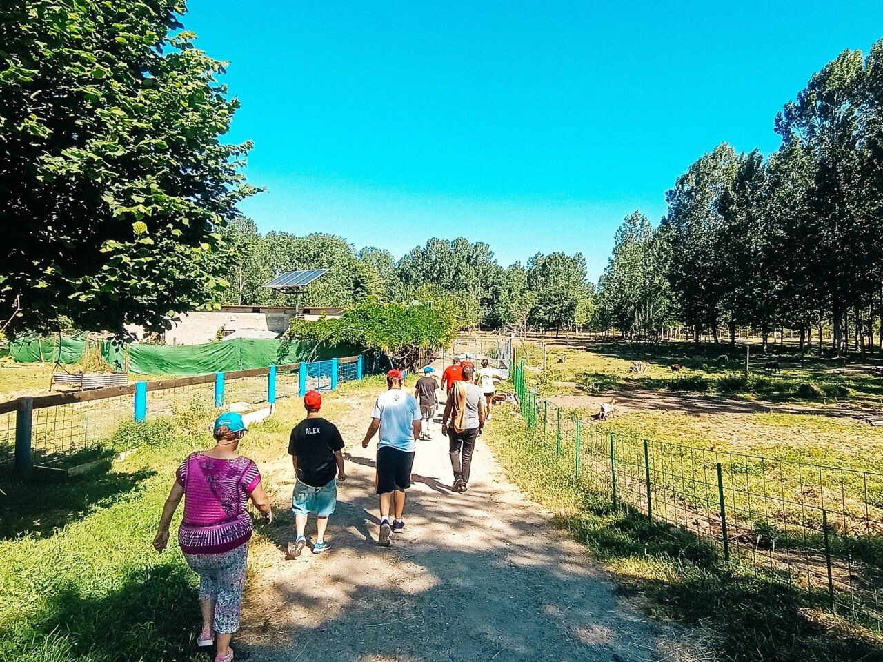 Grupo de personas caminando en la Finca Fiyuelo rodeados de naturaleza