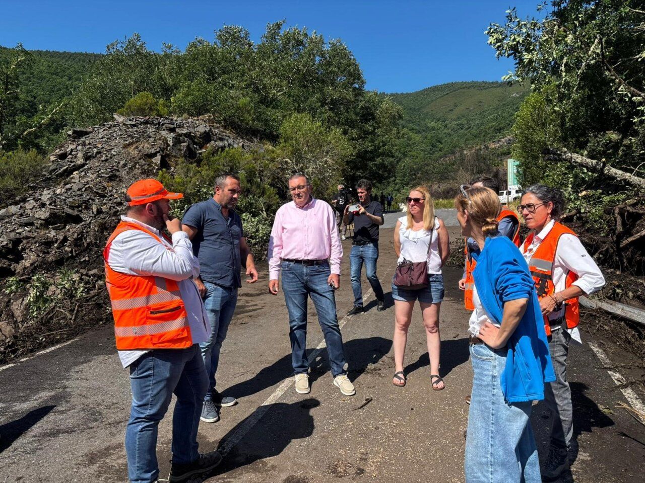 Visita de autoridades a la carretera afectada en el Valle de Fornela