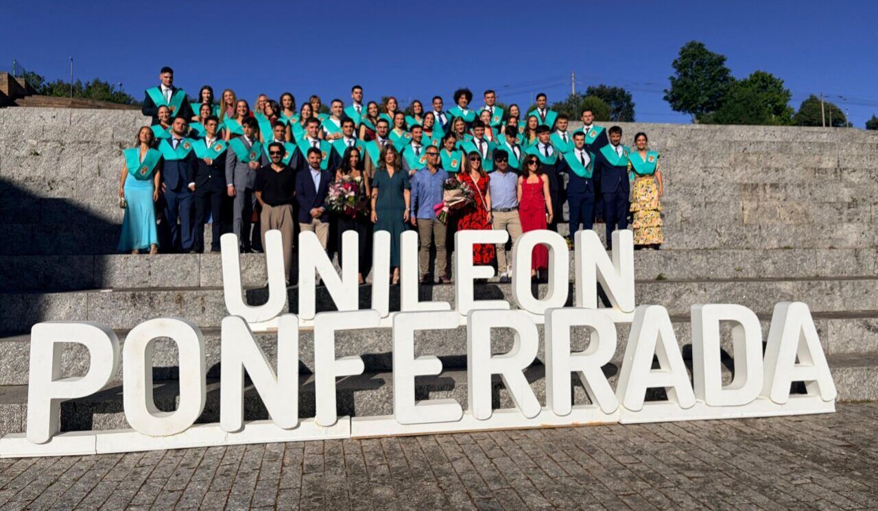 Grupo de graduados en fisioterapia en el Campus de Ponferrada