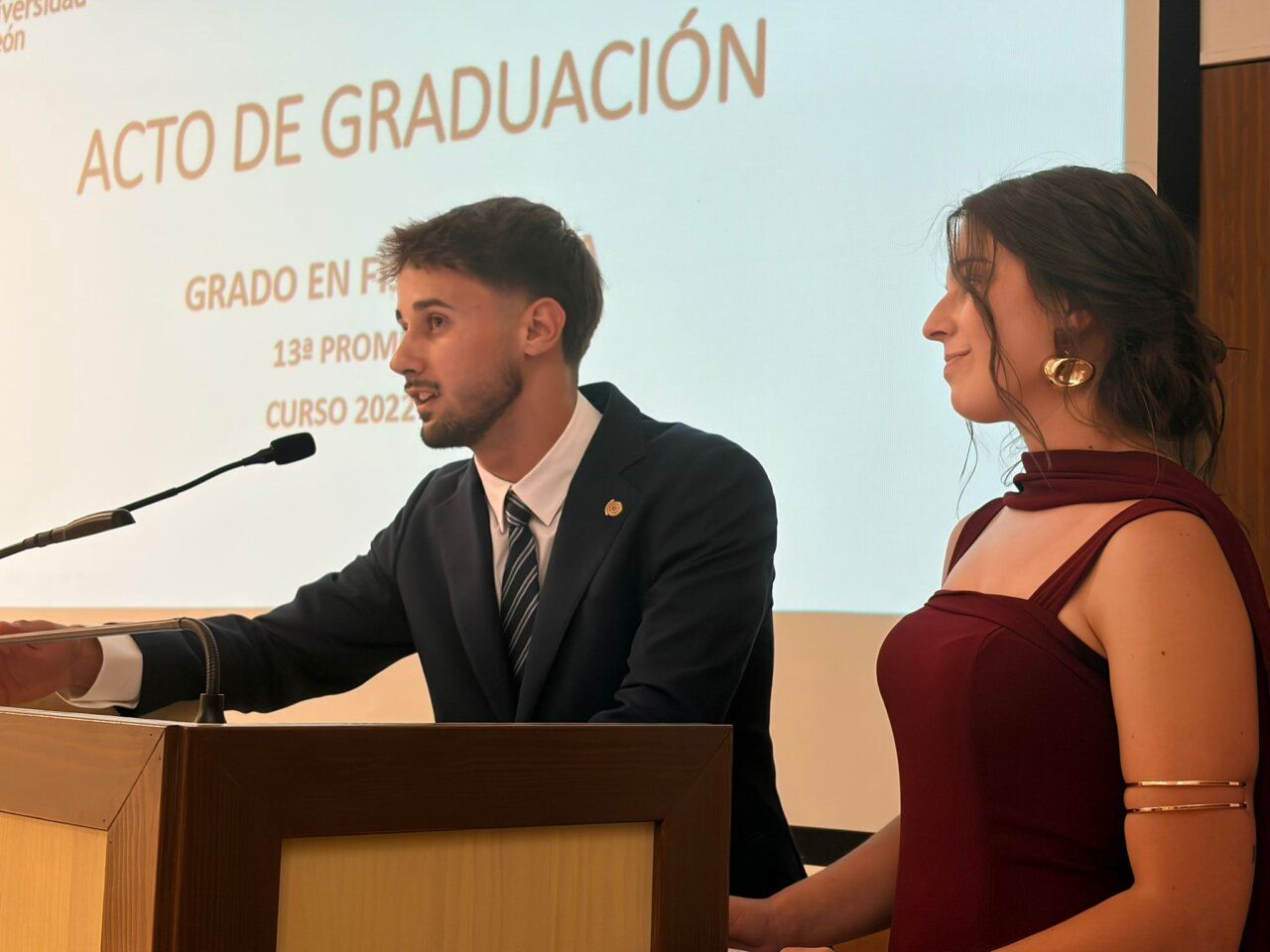 Estudiantes de fisioterapia en ceremonia de graduación en Ponferrada