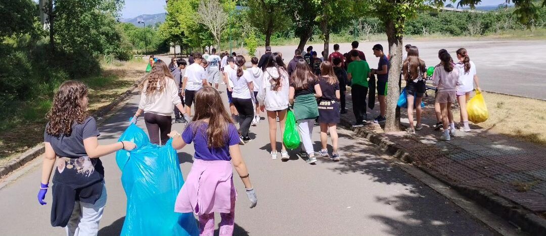 Estudiantes de 1º de ESO participando en limpieza ambiental