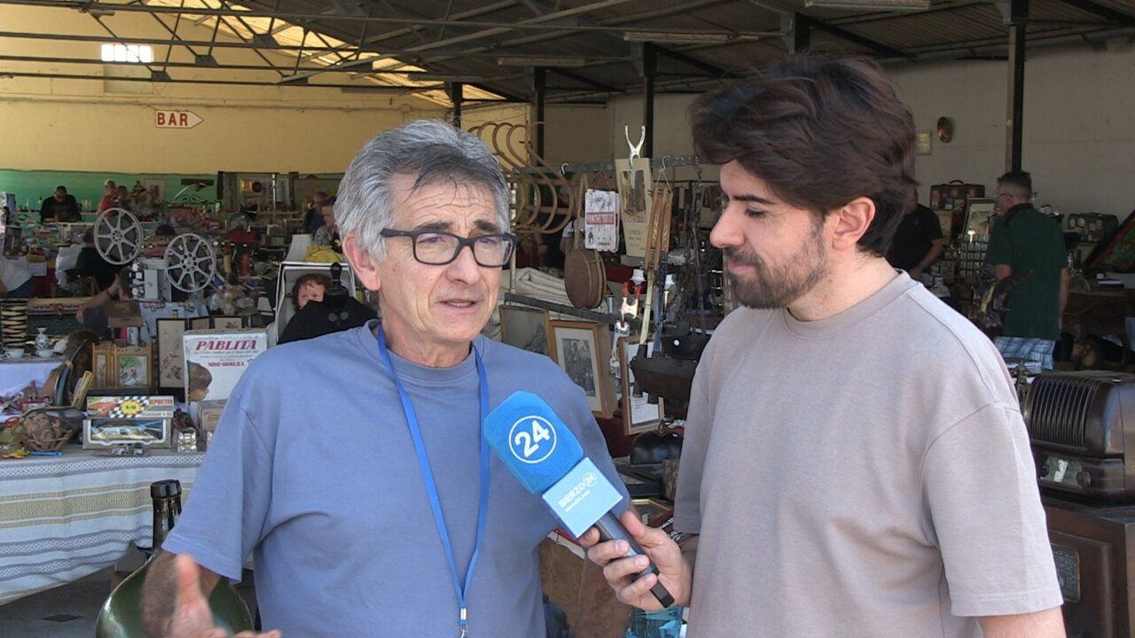 Visitantes en la feria de antigüedades de Camponaraya