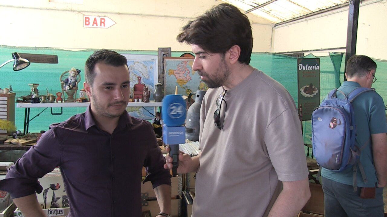 Visitantes en la III Feria de Antigüedades y Coleccionismo de Camponaraya