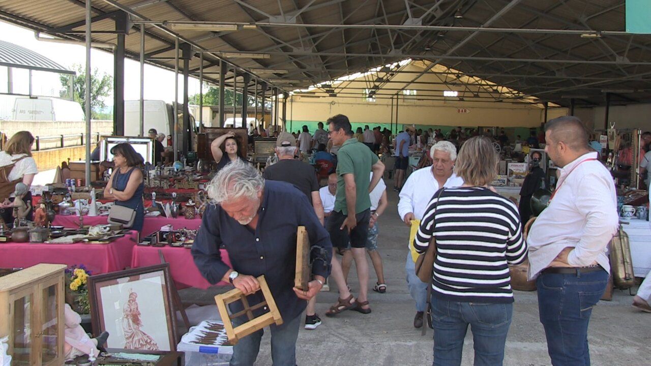 Visitantes explorando la feria de antigüedades en Camponaraya