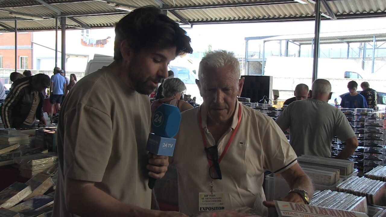 Visitantes en la III Feria de Antigüedades y Coleccionismo de Camponaraya