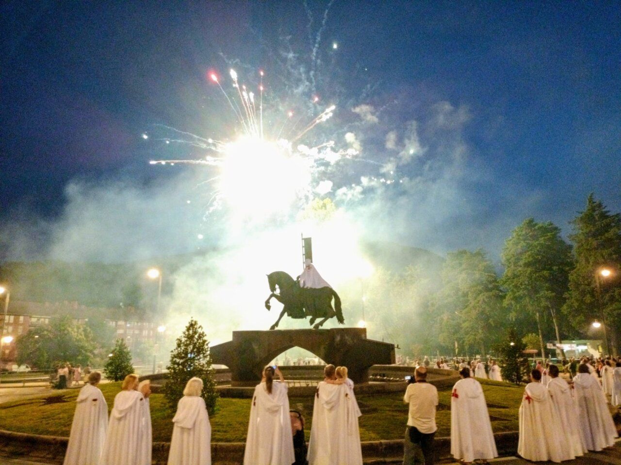 Celebración de la Noche Templaria con fuegos artificiales y caballeros