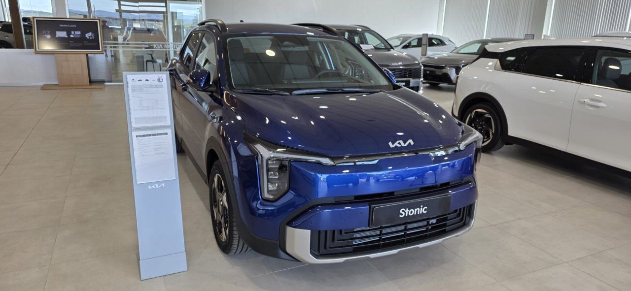 Vista frontal del Kia EV2 en el concesionario Hipergar Kia Camponaraya