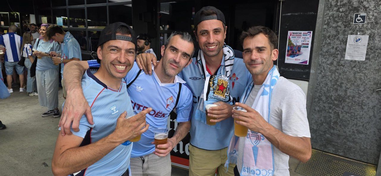 Grupo de aficionados de la Ponferradina y Celta B sonriendo juntos