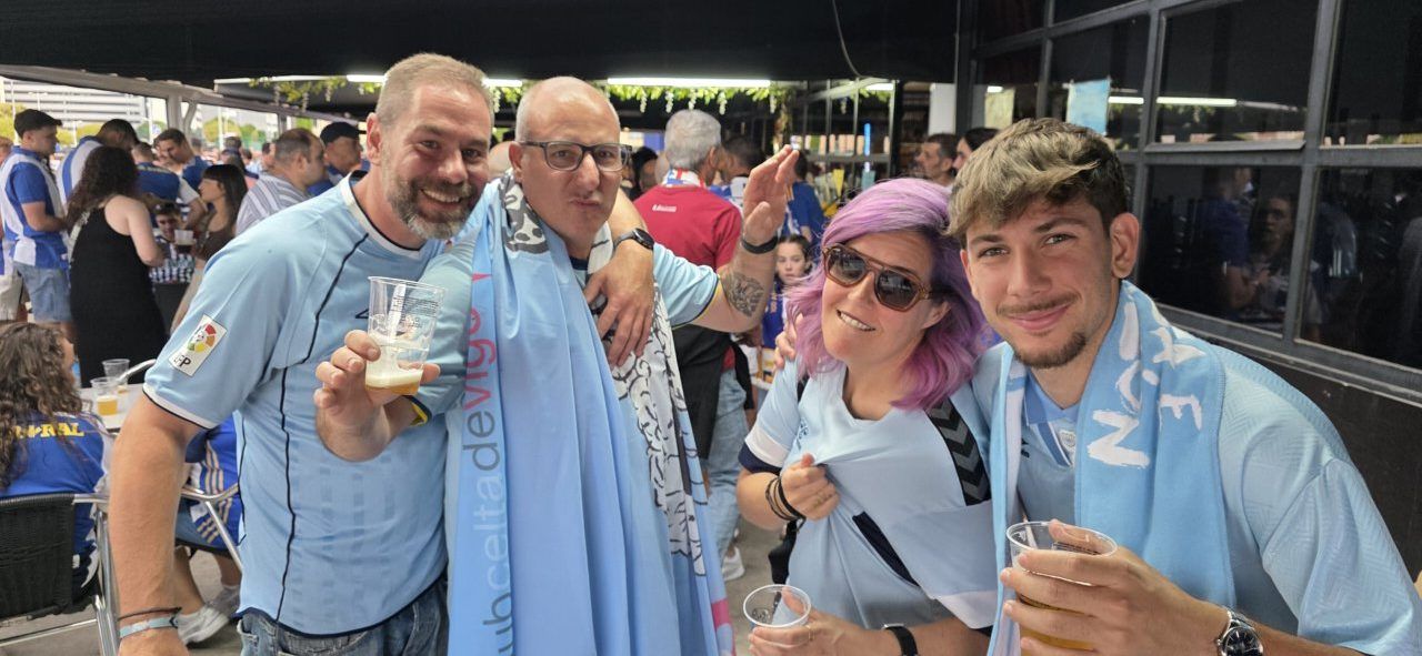 Grupo de aficionados de la Ponferradina y Celta B en un evento deportivo