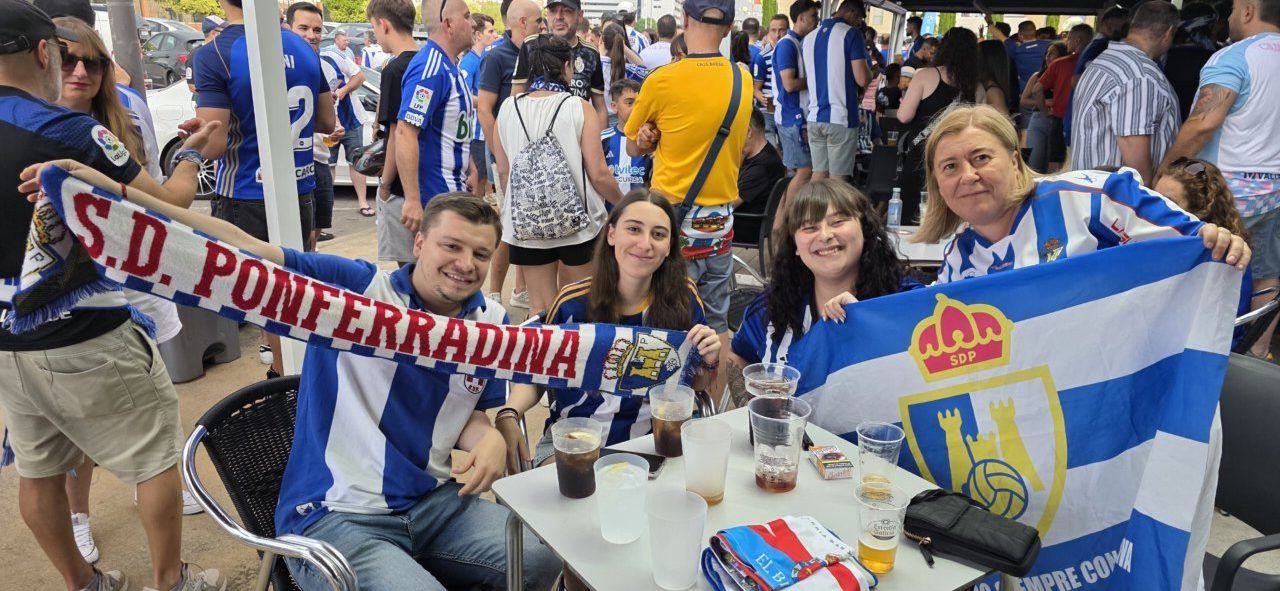 Aficionados de la S.D. Ponferradina mostrando su apoyo en un evento