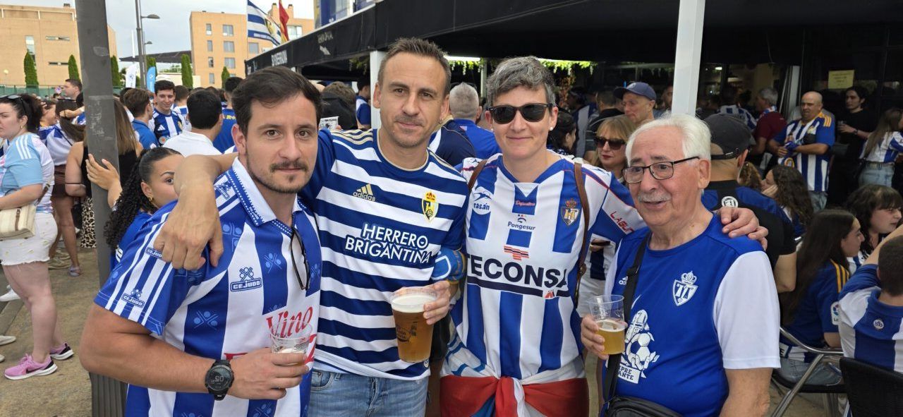 Grupo de aficionados de la Ponferradina y Celta B en un evento deportivo
