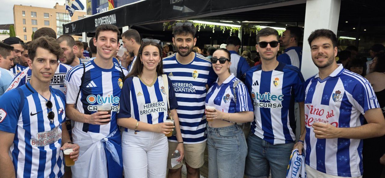 Grupo de aficionados de la Ponferradina y Celta B en un evento deportivo