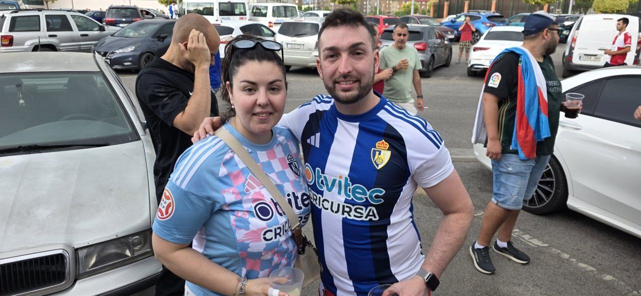 Pareja de aficionados de la Ponferradina y Celta B en un evento deportivo