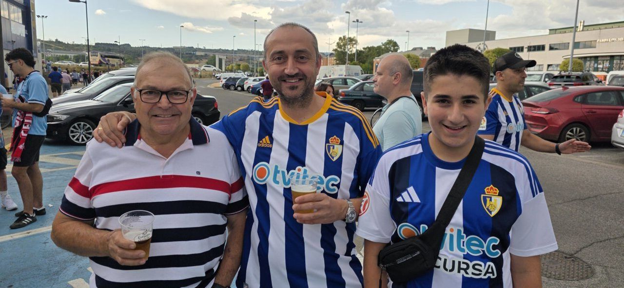 Aficionados de la Ponferradina posando antes del partido