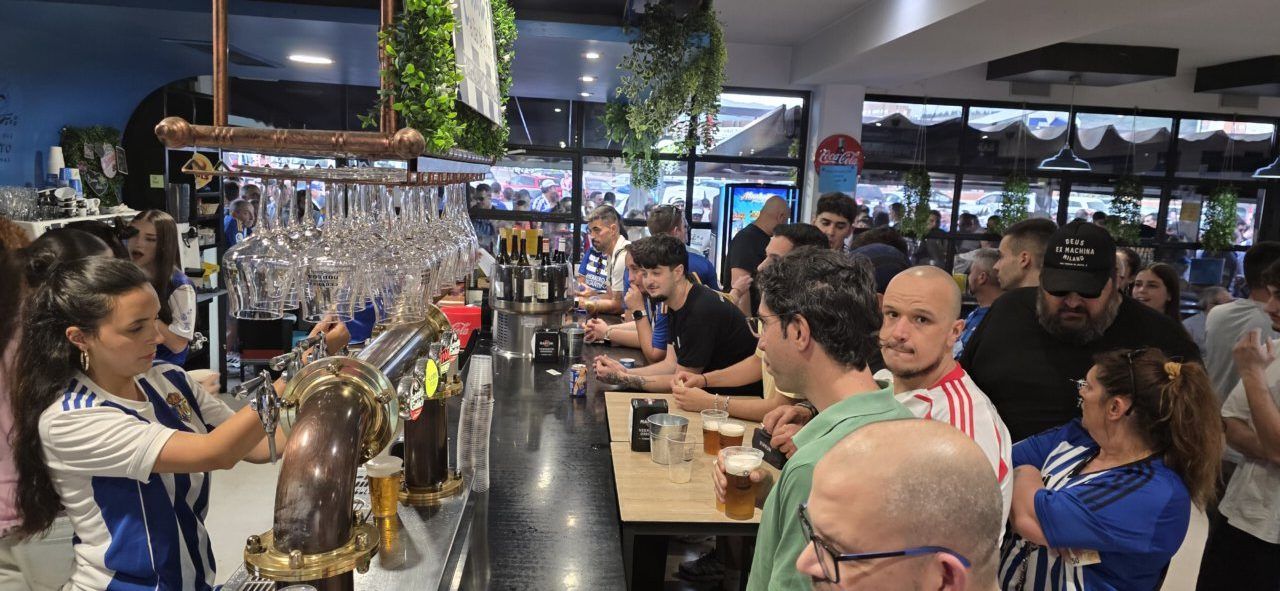 Aficionados de la Ponferradina en un bar durante un partido