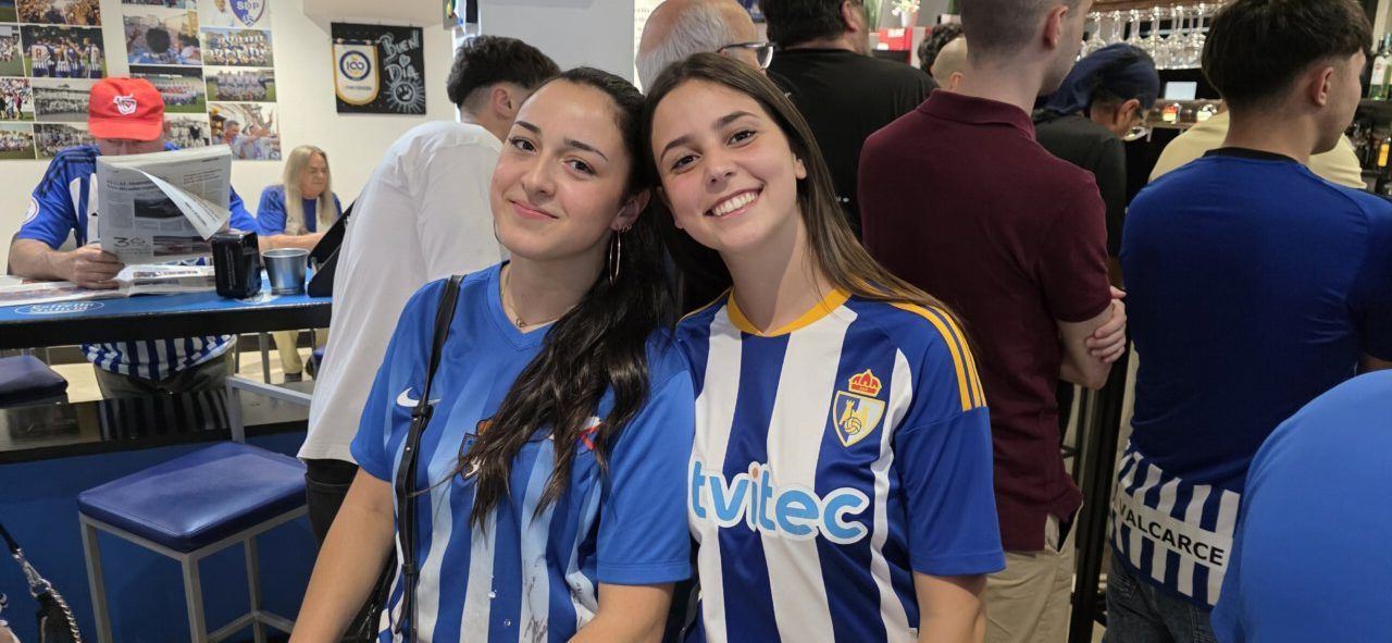 Dos jóvenes sonriendo con camisetas de la Ponferradina en un evento