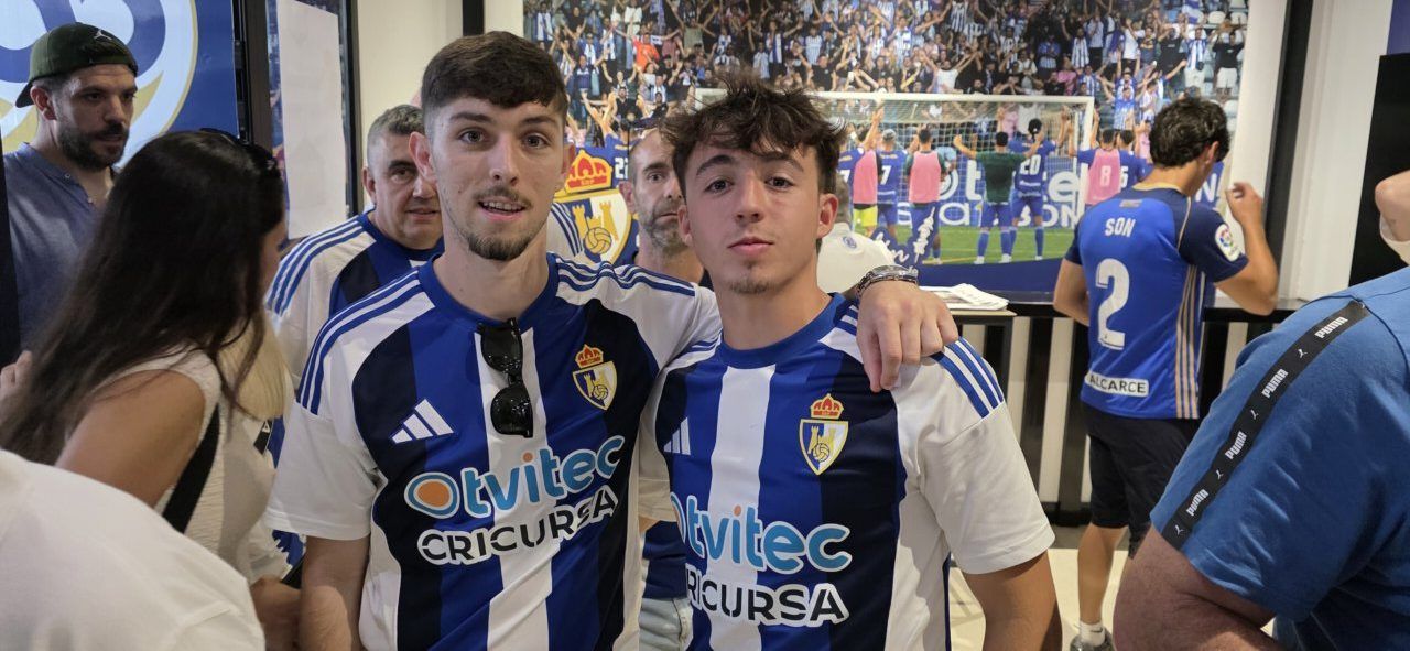 Dos aficionados de la Ponferradina posando en un evento deportivo