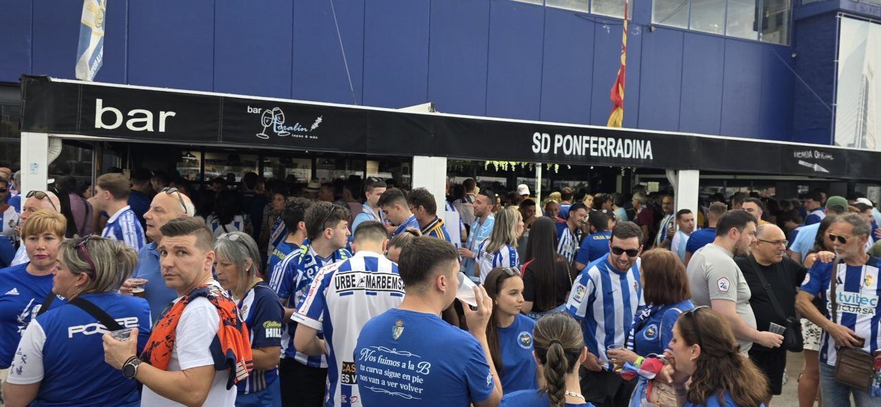 Aficionados de la SD Ponferradina en un bar durante un partido