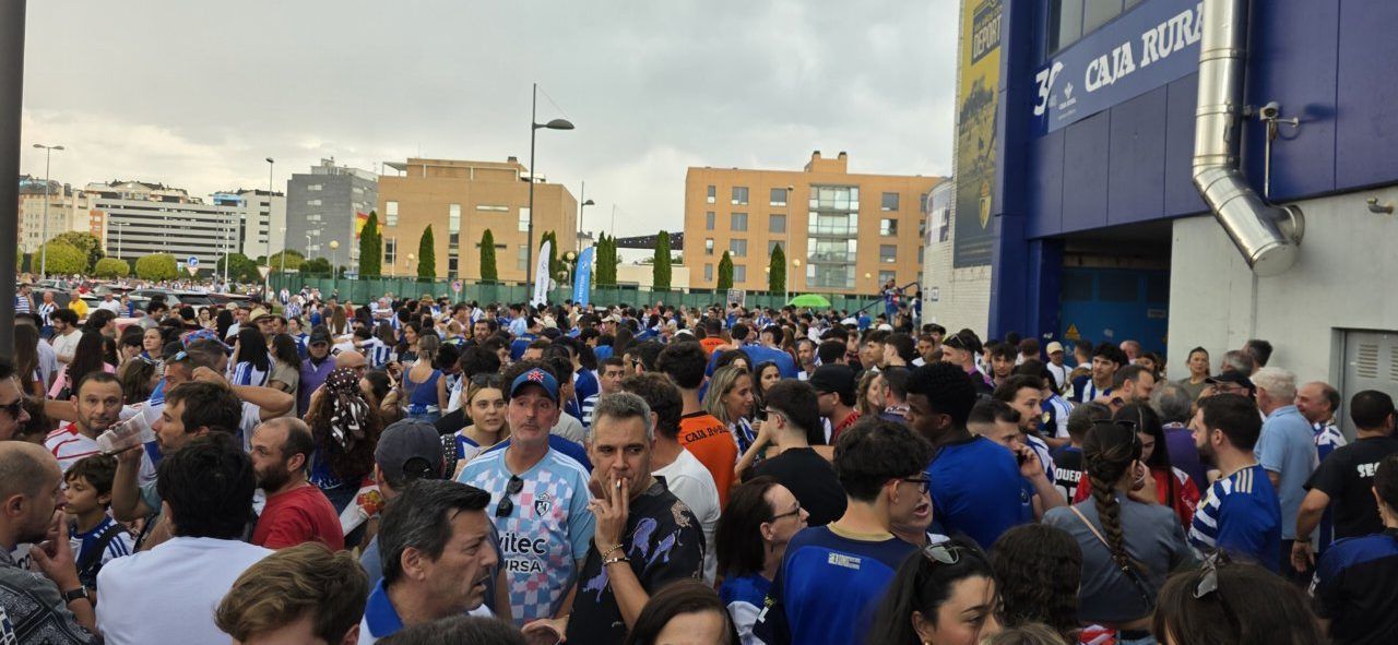 Multitud de aficionados de la Ponferradina y Celta B en un evento deportivo