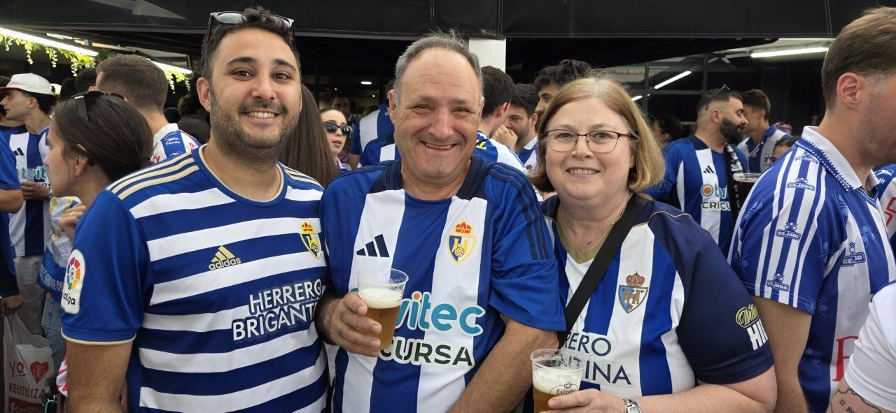 Aficionados de la Ponferradina celebrando un partido con cervezas.