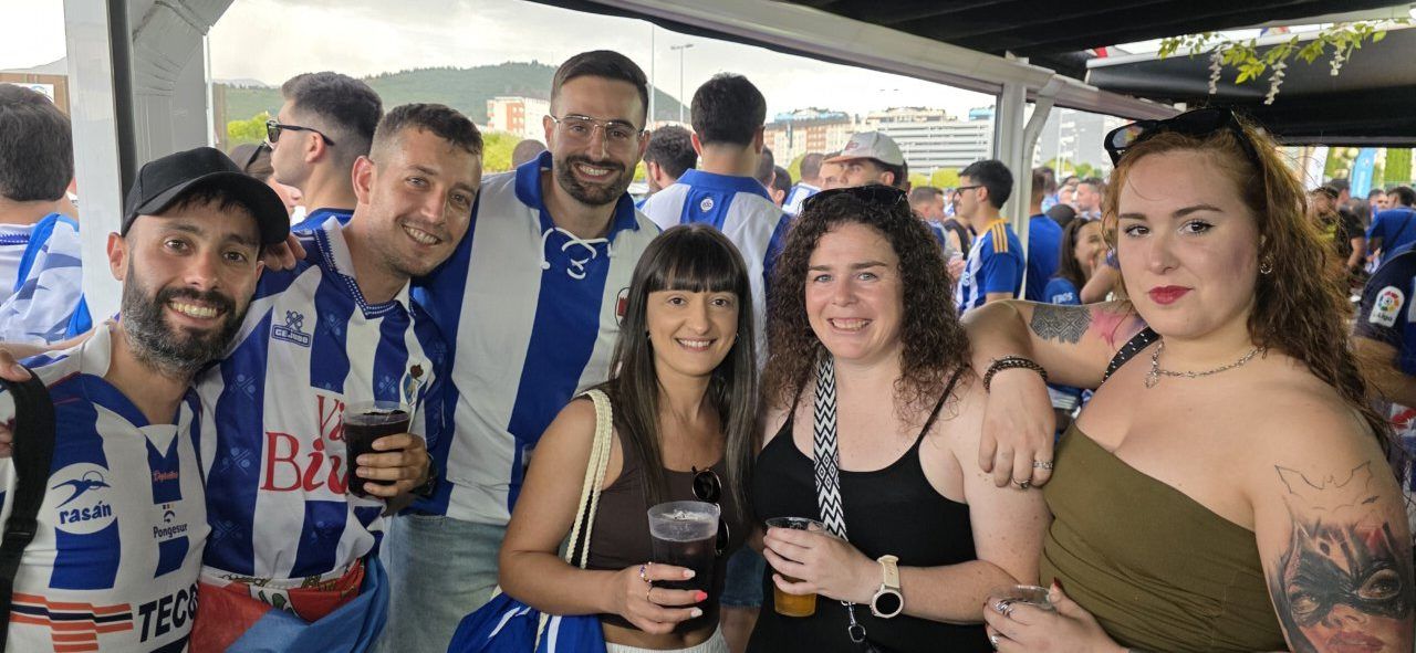 Grupo de aficionados de la Ponferradina y Celta B en un evento