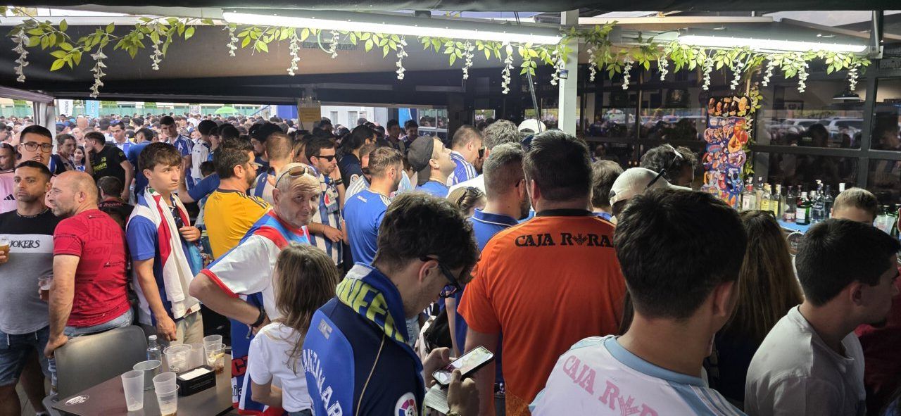 Multitud de aficionados en un bar durante el partido Ponferradina Celta B