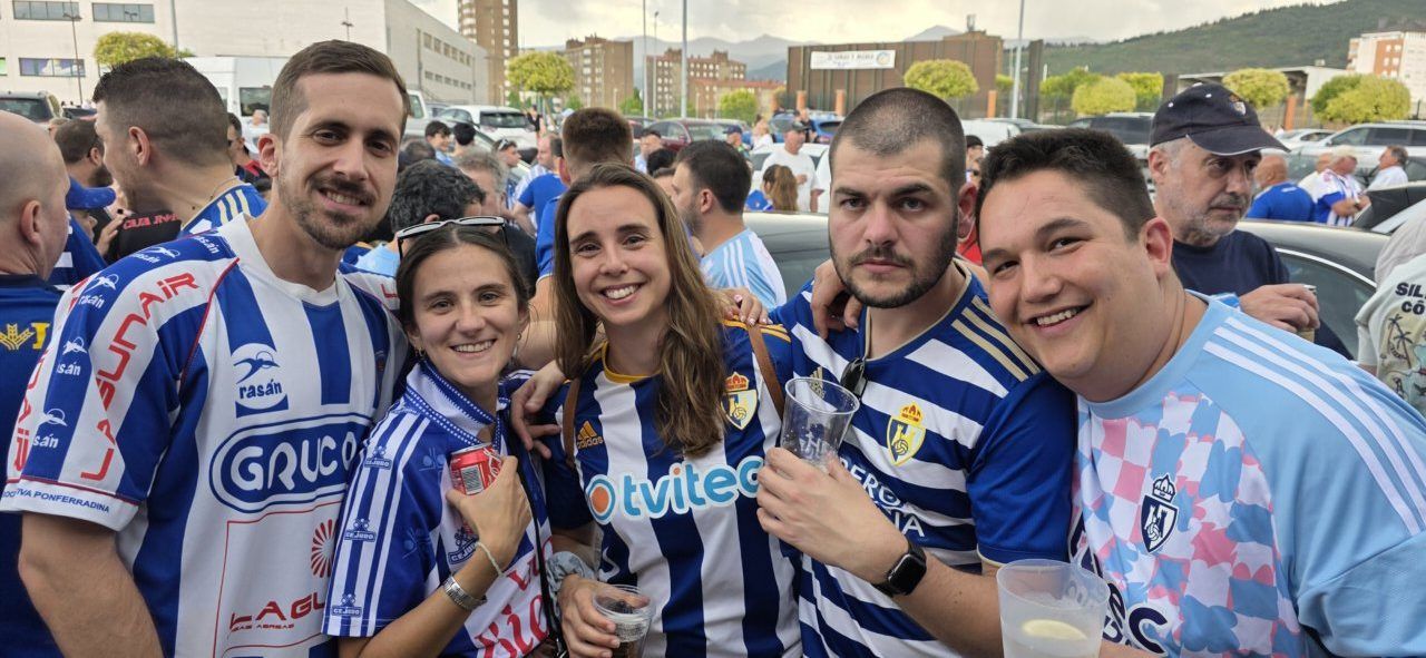 Grupo de aficionados de la Ponferradina y Celta B en un evento deportivo