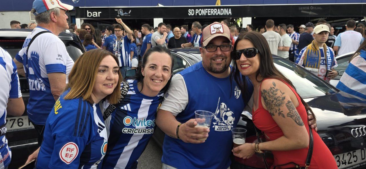 Aficionados de la Ponferradina y Celta B en un evento deportivo