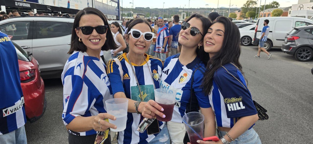 Grupo de aficionados de la Ponferradina en un evento deportivo