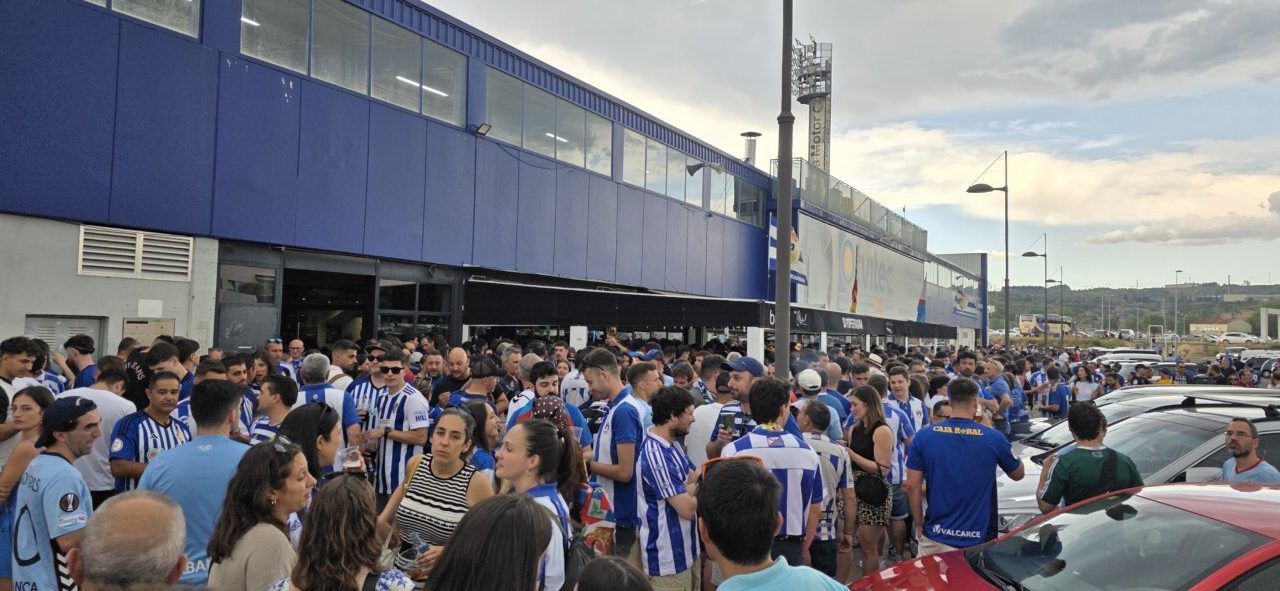 Aficionados de la Ponferradina y Celta B en un evento deportivo
