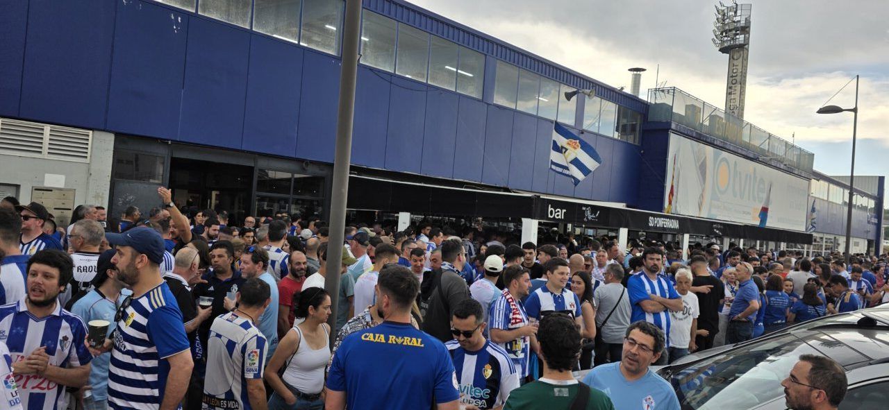 Aficionados de la Ponferradina y Celta B en un evento deportivo