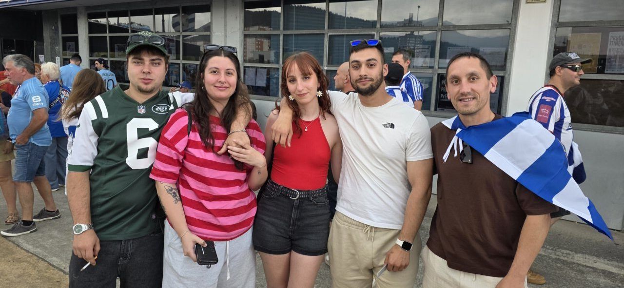 Grupo de aficionados de Ponferradina y Celta B en un evento deportivo