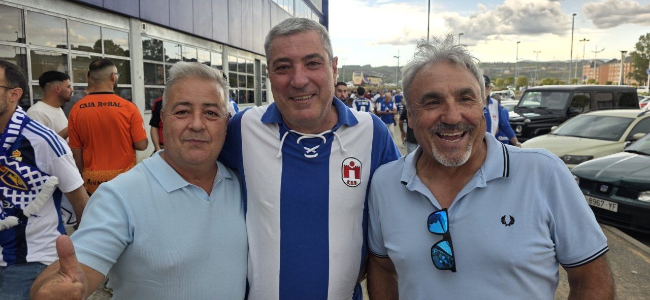 Tres aficionados sonrientes de la Ponferradina en un partido