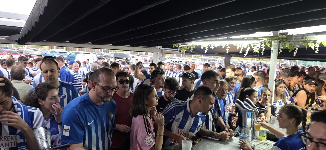 Aficionados de la Ponferradina y Celta B en un bar