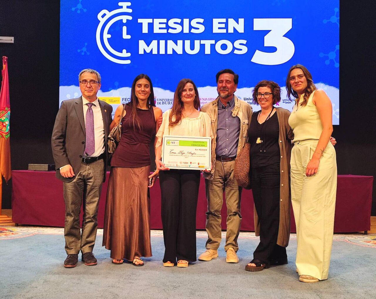Grupo de personas en la final del concurso Tres Minutos Tesis en Burgos